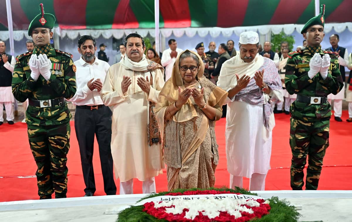 টুঙ্গিপাড়ায় বঙ্গবন্ধুর সমাধিতে প্রধানমন্ত্রীর শ্রদ্ধা নিবেদন