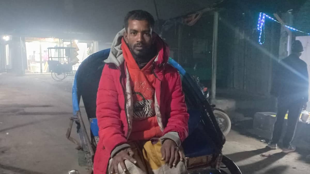 সংসার আর চলছে না প্রতিবন্ধী হারুনের, বাঁচার জন্য চান অটোরিকশা