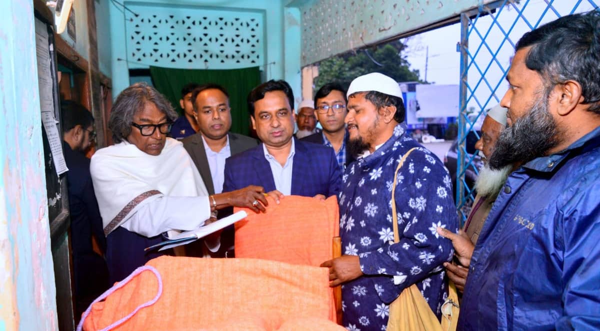 শীর্তাতদের মাঝে কম্বল বিতরণ করলেন রাজশাহী জেলা প্রশাসক