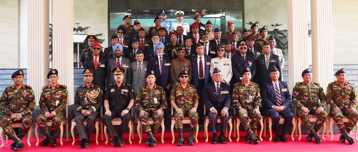 সেনাপ্রধানের সঙ্গে ভারতীয় ও রাশিয়ান বীর যোদ্ধাগণের সৌজন্য সাক্ষাৎ