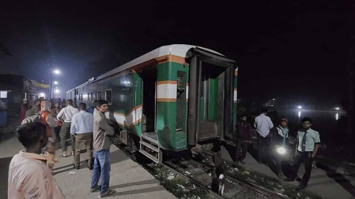 দুটি বগি রেখেই ছুটল বিজয় ট্রেন