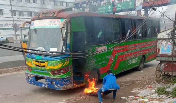 গাজীপুরে যাত্রীবাহী বাস ও খড়ভর্তি ট্রাকে আগুন