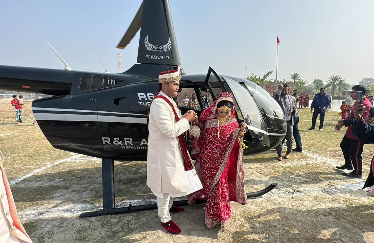 প্রথমবারের মতো হেলিকপ্টারে চড়ে কুয়াকাটায় এলেন নববধূ