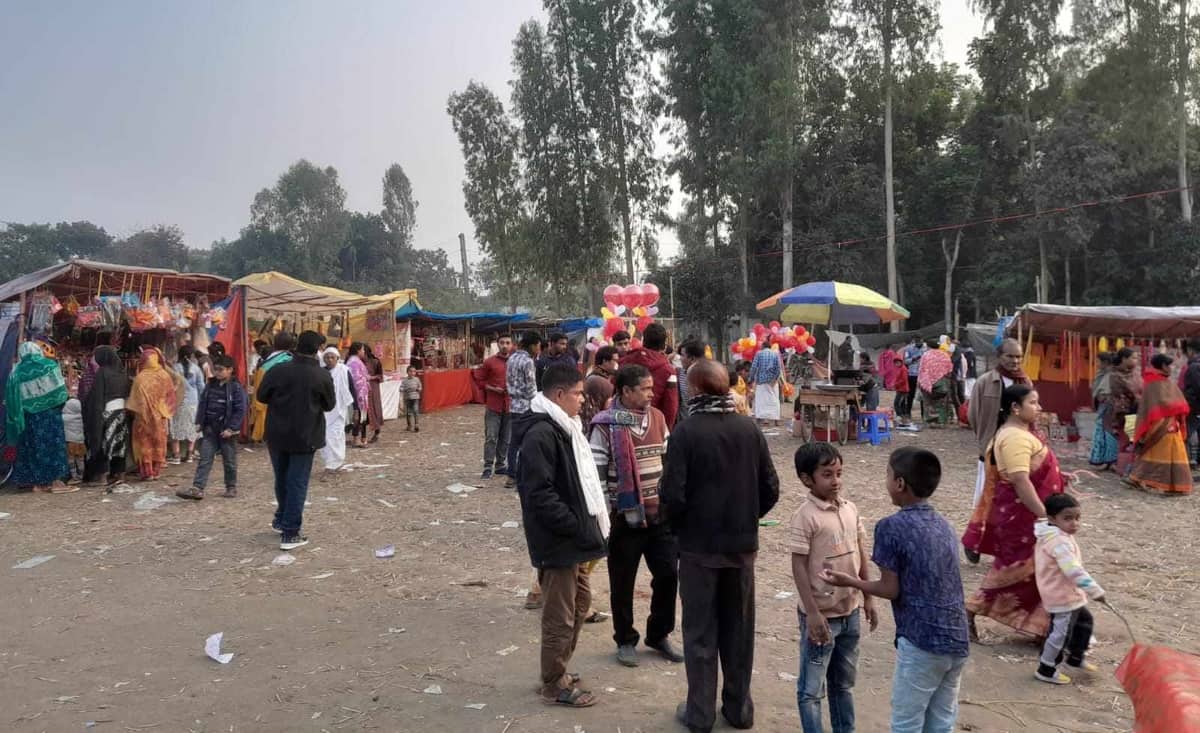 গ্রামীণ মেলায় বেশি মজা নাগরদোলায়