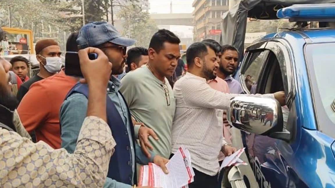 পুলিশের হাতে লিফলেট দিলেন যুবদল নেতারা