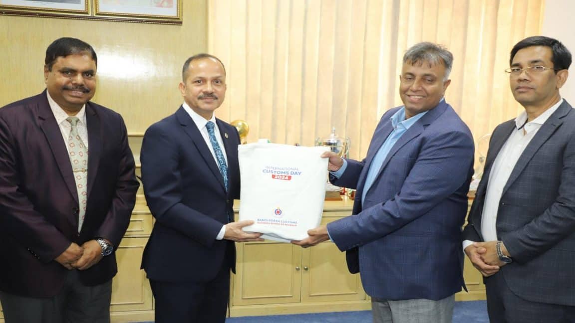 বিমানের এমডির সঙ্গে ঢাকা কাস্টমস কমিশনারের সৌজন্য সাক্ষাৎ