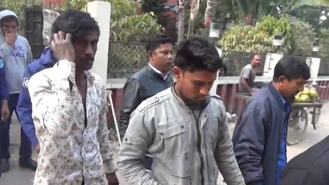 থানায় ঢুকে ওসিকে বেধড়ক পেটাল ৩ যুবক