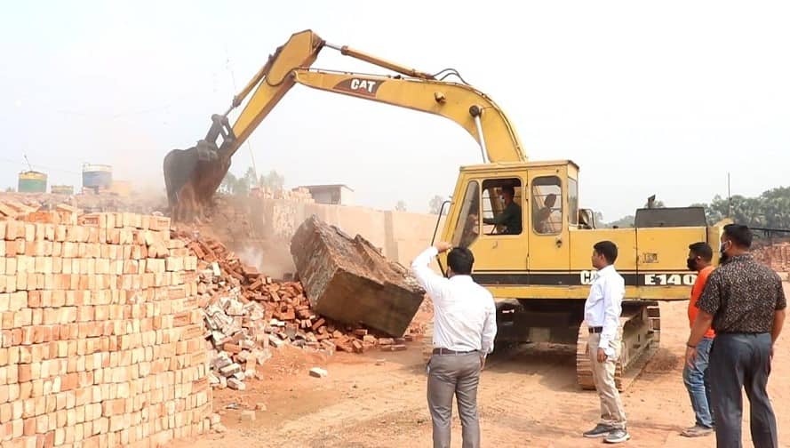 মানিকগঞ্জে অবৈধ ৫ ইটভাটাকে ২৮ লাখ টাকা জরিমানা