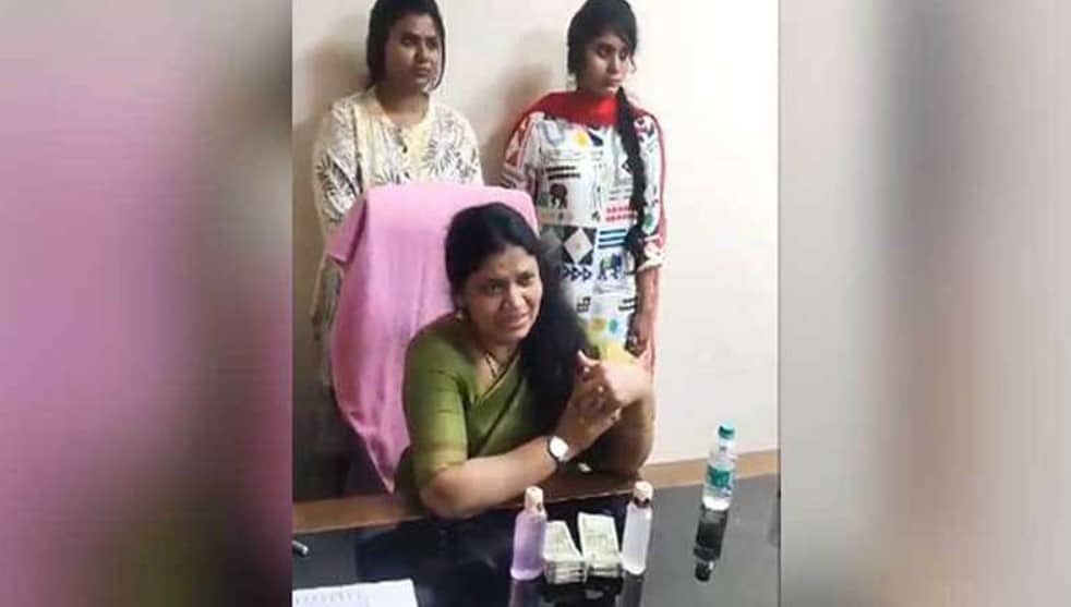 ঘুষের টাকাসহ হাতেনাতে ধরা সরকারি কর্মকর্তা