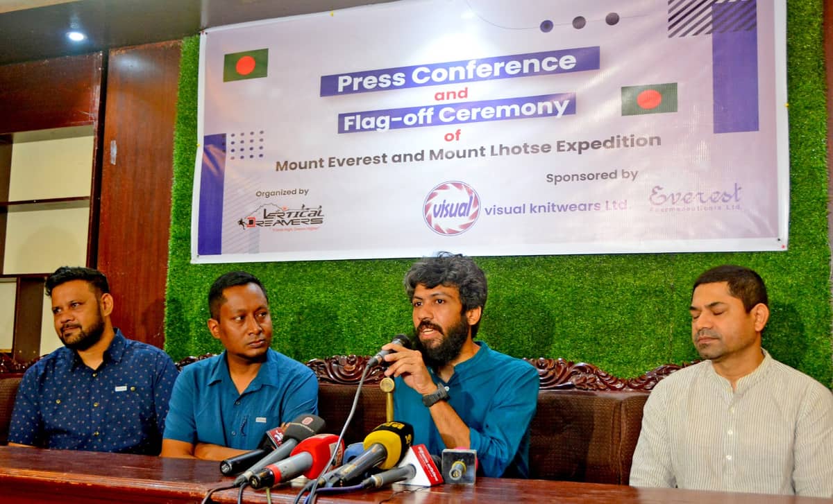 মাউন্ট এভারেস্ট ও লোৎসে অভিযানে যাচ্ছেন চট্টগ্রামের বাবর আলী