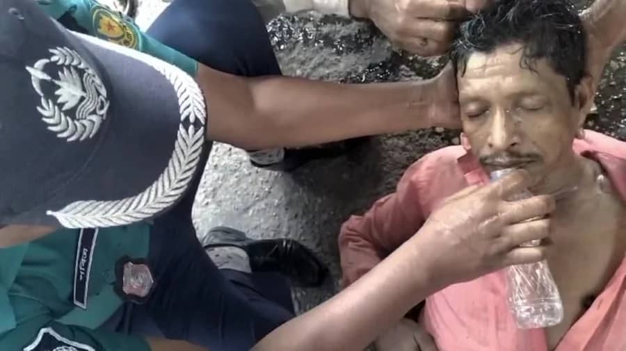 প্রচণ্ড গরমে ঢলে পড়লেন রিকশাচালক, প্রাণ বাঁচালো ট্রাফিক পুলিশ