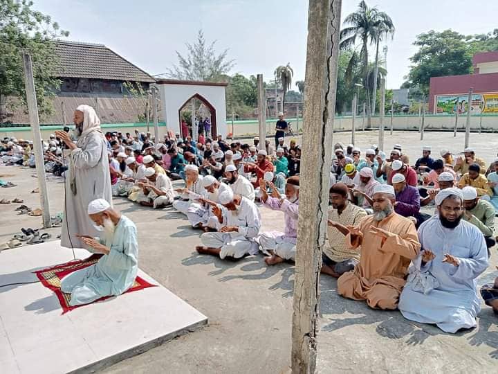 বৃষ্টির আশায় মানিকগঞ্জে পৃথক পৃথক স্থানে ইসতিসকার নামাজ আদায়