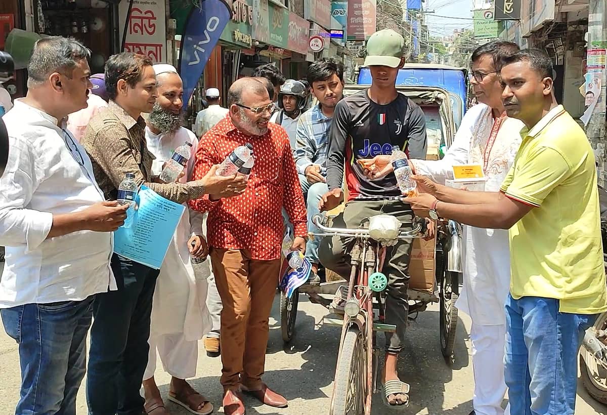 অনিরাপদ ভোজ্যতেল ক্রয়-বিক্রয় বন্ধের দাবিতে মানিকগঞ্জে মানববন্ধন