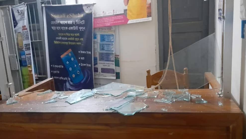 ইফতারের পর সোনালী ব্যাংকের ভল্ট ভেঙে টাকা লুট করা হলো যেভাবে