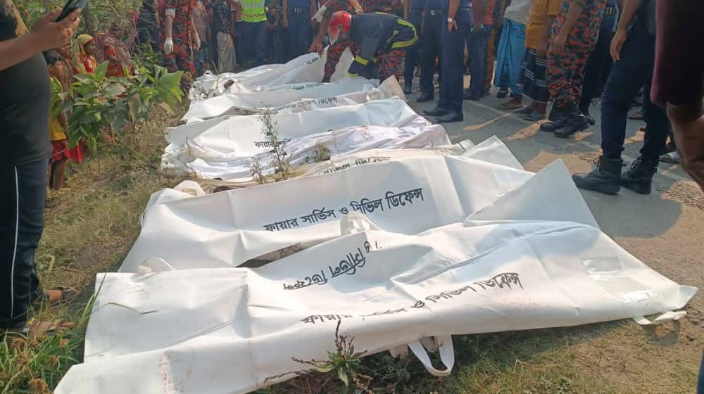 বাস ও পিকআপভ্যানের সংঘর্ষে