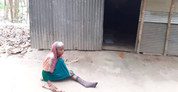 ভাঙা পা নিয়ে স্বামী-সন্তানহারা চিনি বিবির মানবেতর জীবন