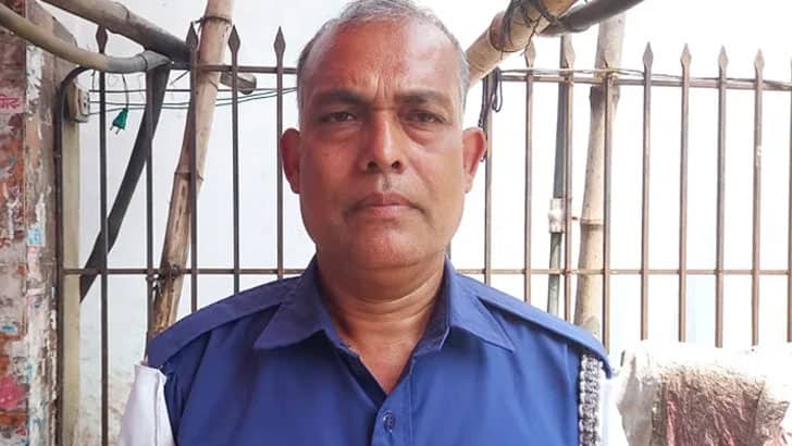 স্ত্রীর অনুপ্রেরণায় ৫৭ বছর বয়সে এসএসসি পাশ করলেন কনস্টেবল ছামাদ