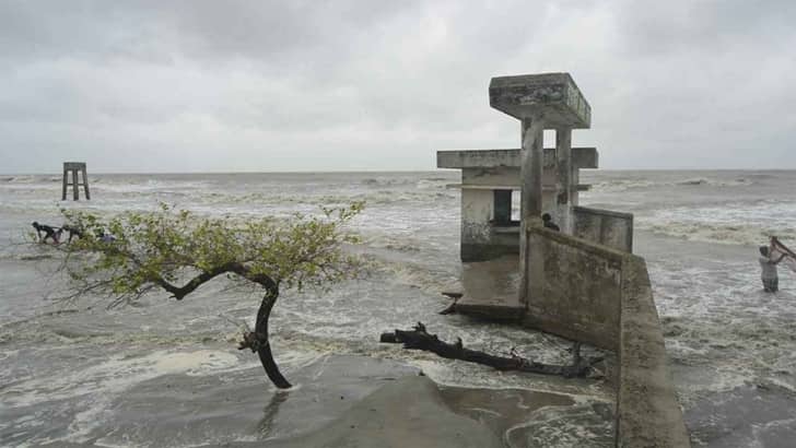 তাণ্ডব চালিয়েছে ঘূর্ণিঝড় ‘রেমাল’, জলোচ্ছ্বাসে প্লাবিত উপকূলীয় এলাকা