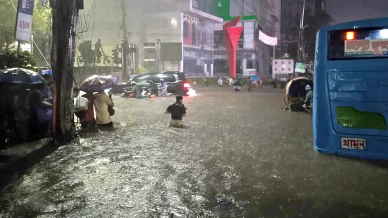 টানা বৃষ্টিতে রাজধানীতে জলাবদ্ধতা, হটলাইন নাম্বার চালু করল ডিএনসিসি