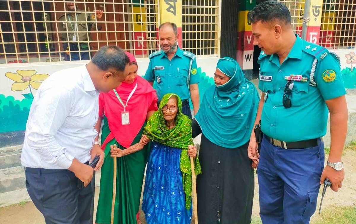 কেন্দ্রে এসে ভোট দিলেন শতবর্ষী রাহেলা বিবি, মুগ্ধ রিটার্নিং কর্মকর্তা