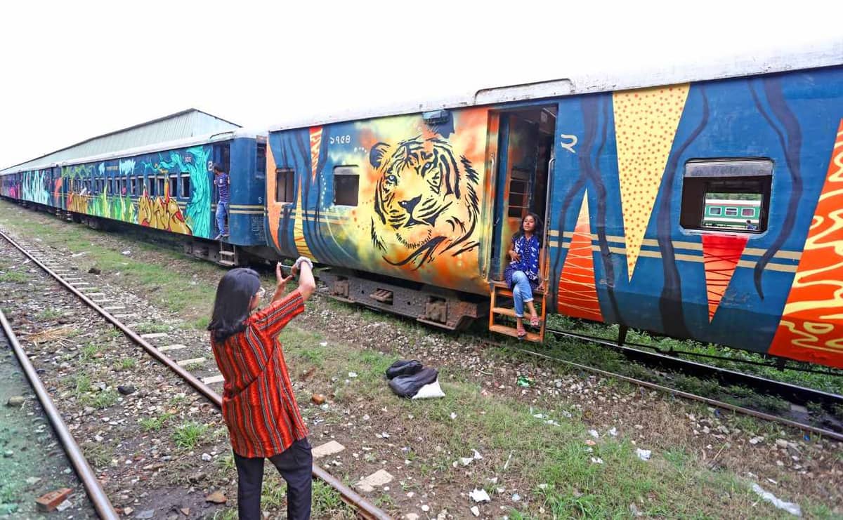 শাটল ট্রেন : চট্টগ্রাম বিশ্ববিদ্যালয়ের শিক্ষার্থীদের আনন্দ-বেদনার কাব্য