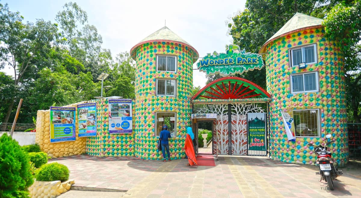 সম্পদের পাহাড় গড়েছেন কাস্টমসের মতিউর, খোঁজ দিল কালবেলা
