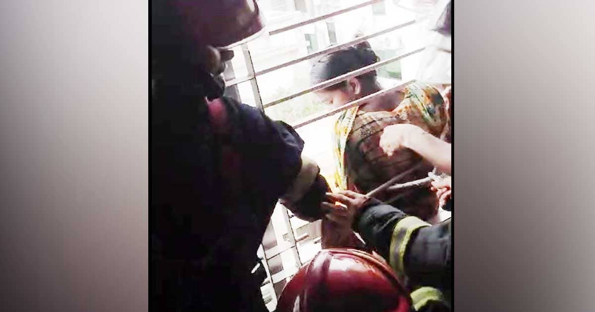 ৯৯৯ নম্বরে ফোন, ভবনের কার্ণিশে আটকে পড়া কিশোরী উদ্ধার