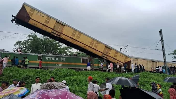 পশ্চিমবঙ্গে ট্রেন দুর্ঘটনায় নিহত ৫