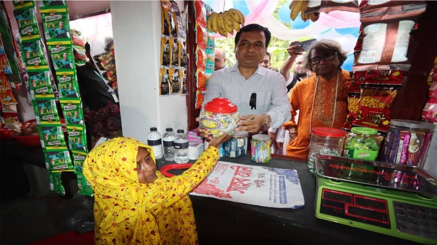 এশিয়ার ক্ষুদ্রতম মা মাসুরার আরেকটি স্বপ্ন পূরণ করলেন রাজশাহী ডিসি