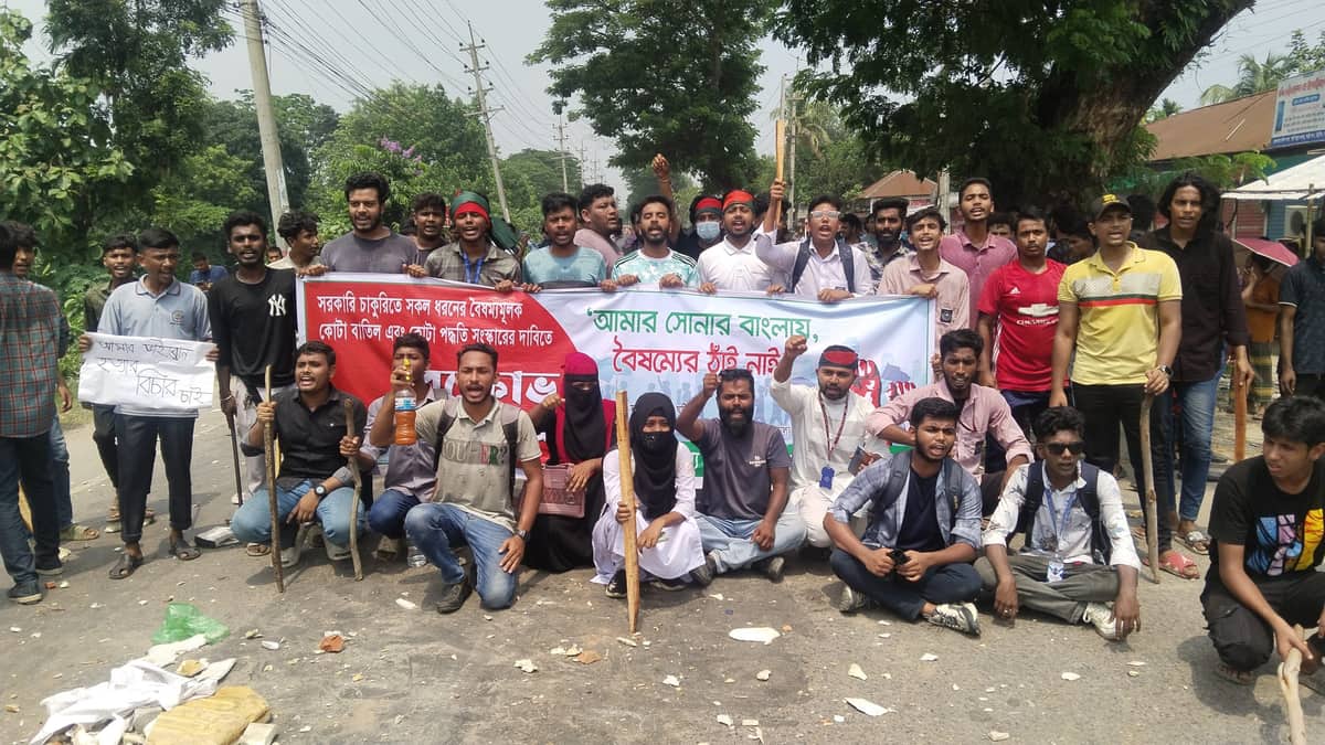 মানিকগঞ্জে আন্দোলনকারীদের ছত্রভঙ্গে টিয়ারশেল নিক্ষেপ
