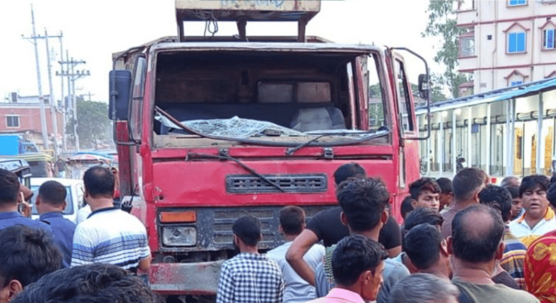 মুন্সীগঞ্জে ট্রাকের নিচে প্রাণ গেল মা-মেয়ের