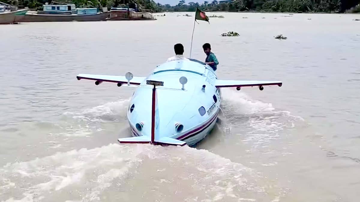 মোস্তফার বানানো ‘বিমান’ চলছে পানিতে