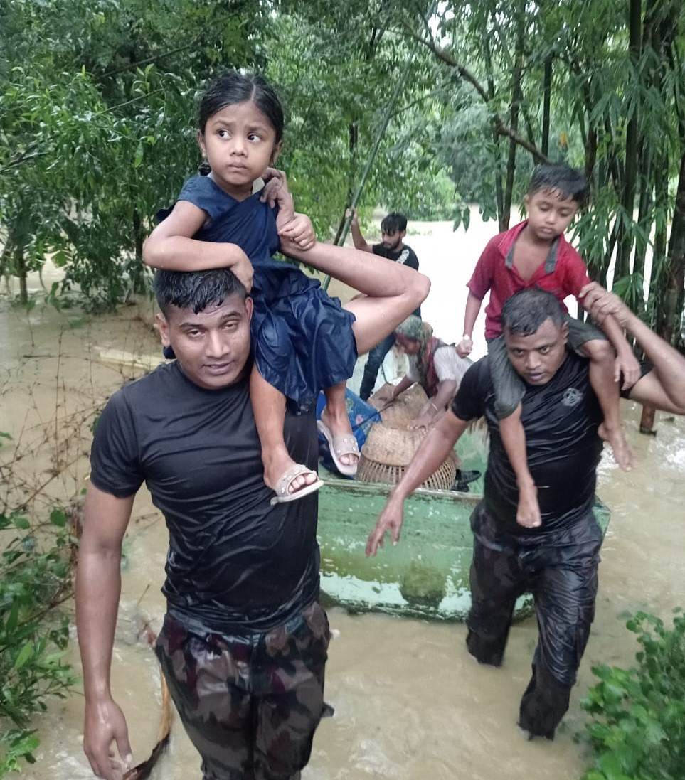 পানিবন্দি মানুষের জান-মাল রক্ষায় প্রাণপন চেষ্টা করছে বিজিবি