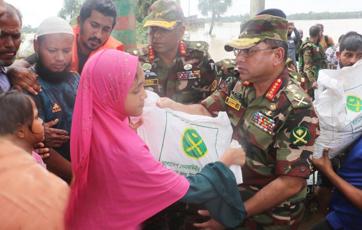 বন্যার্ত মানুষের চাহিদা জানতে নিজেই ছুটে গেলেন সেনাপ্রধান