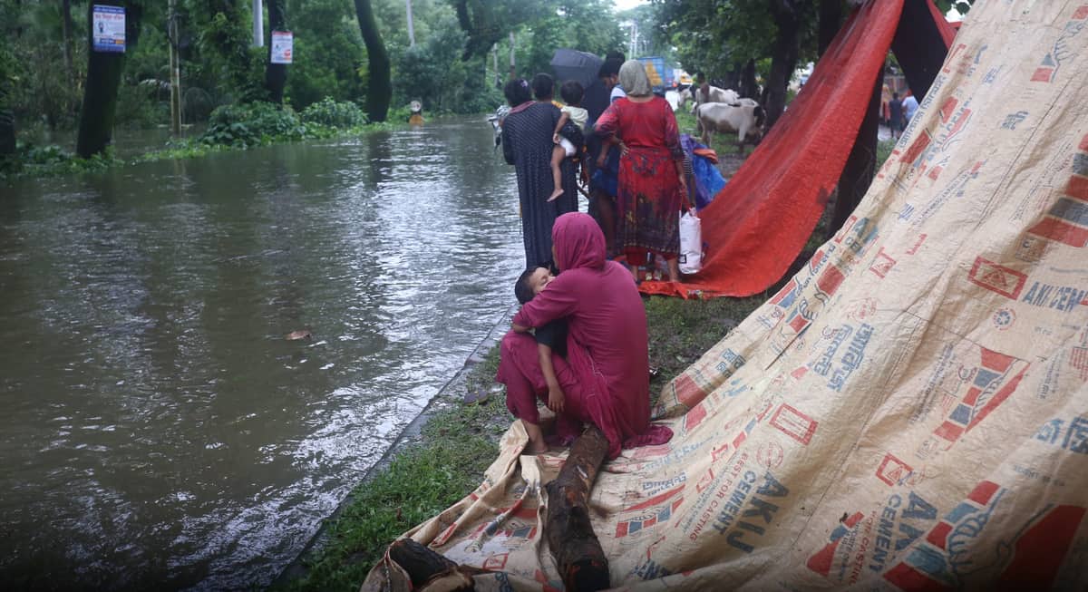 পানির নিচে সড়ক ও রেললাইন, ঢাকা-চট্টগ্রাম রুটে চলছে না বাস-ট্রেন