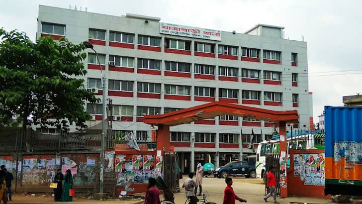 থানায় পুলিশ নেই, যাত্রাবাড়ীতে অভিযোগ নিচ্ছেন শিক্ষার্থীরা
