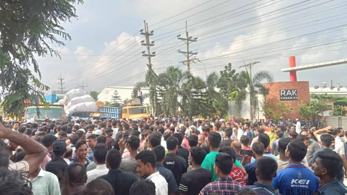 গাজীপুরের বিভিন্ন সড়কে শ্রমিক বিক্ষোভ