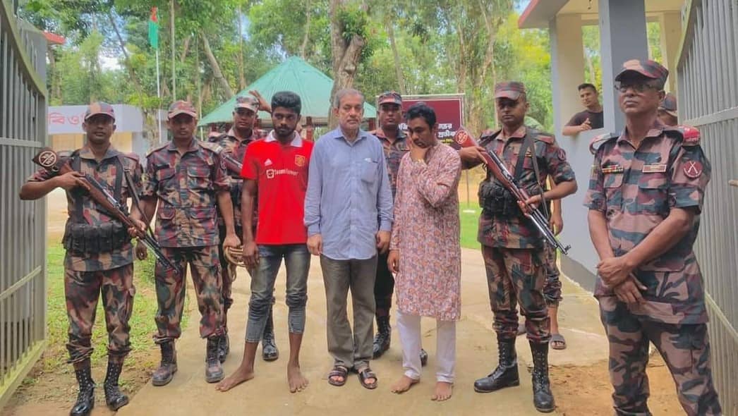 সাবেক এমপি ফজলে করিম চৌধুরীর গ্রেপ্তারের খবরে রাউজানে মিষ্টি বিতরণ