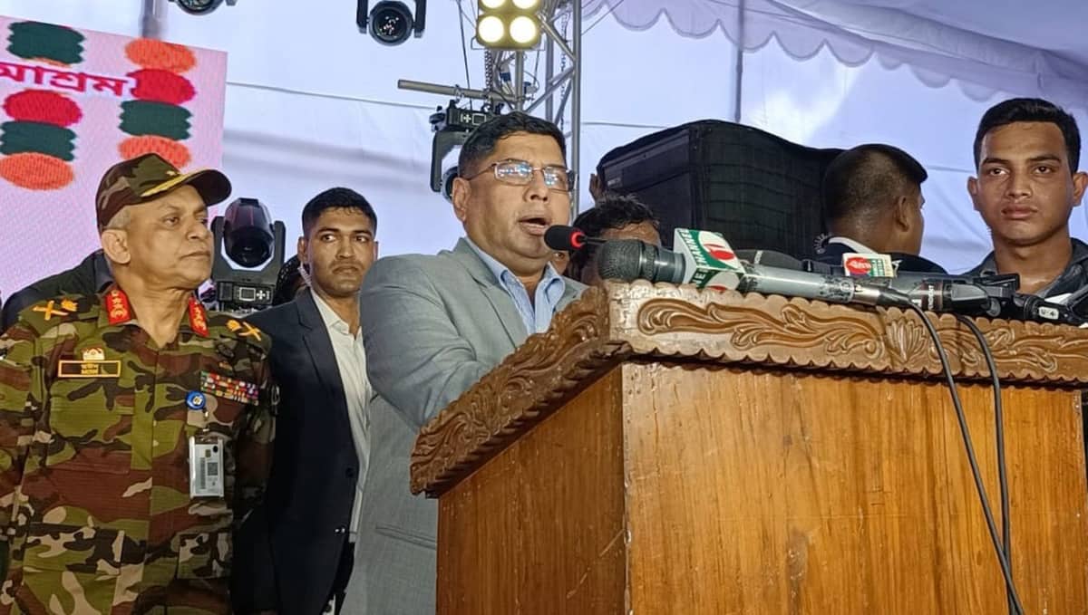 রমনা কালী মন্দির পরিদর্শন করলেন সেনা, নৌ ও বিমান বাহিনী প্রধান