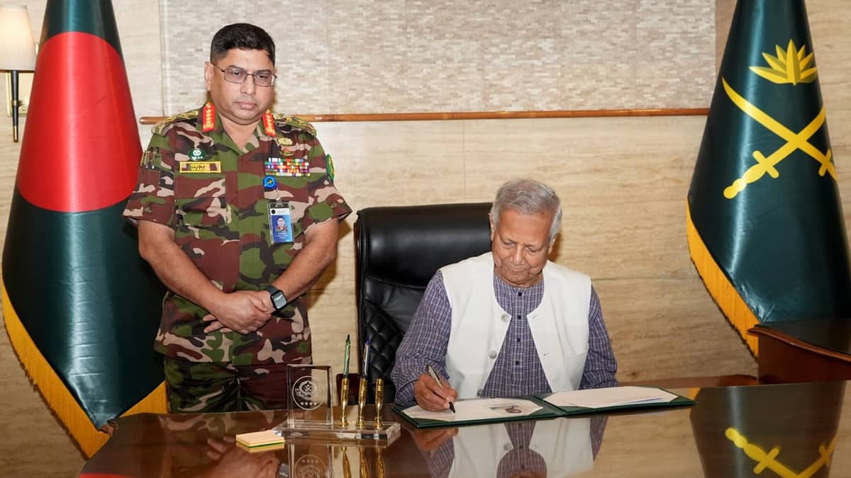 সৎ ও নীতিবান সেনা অফিসাররা ‘উচ্চতর পদোন্নতির’ দাবিদার : প্রধান উপদেষ্টা