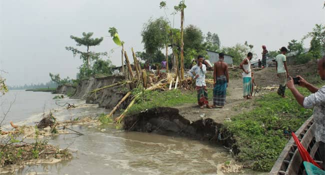 ধীর গতিতে যমুনার নদী ভাঙন প্রকল্প, নদীগর্ভে ২ শতাধিক বাড়ি