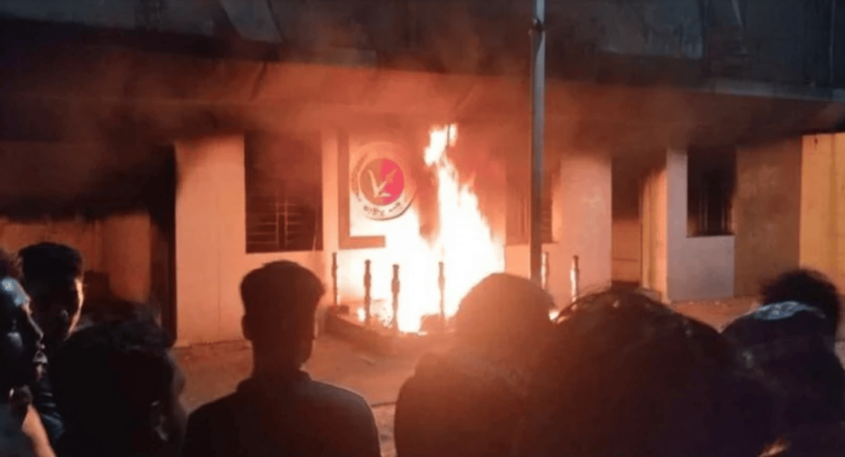 জাতীয় পার্টির প্রধান কার্যালয়ে ভাঙচুরের পর আগুন