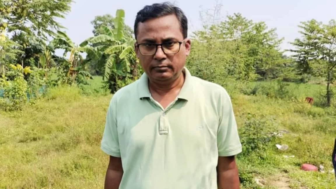 ভারতে পালাতে গিয়ে সচিব আটক