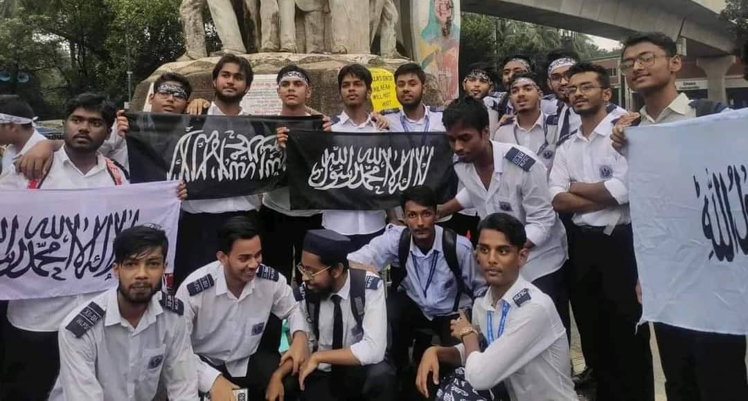 কালেমা লেখা কালো পতাকা নিয়ে মিছিল করছে কারা
