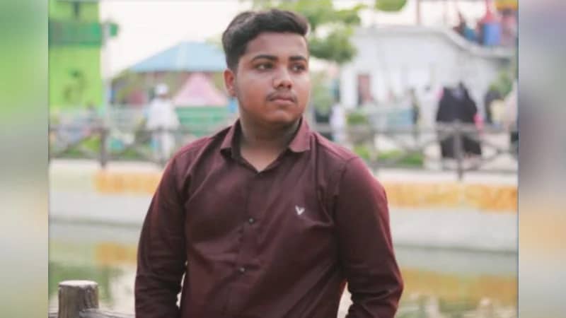 ৩ বন্ধু কলেজ যাওয়ার পথে বাইক থেকে ছিটকে ট্রাকের নিচে পিষ্ট রাকিব
