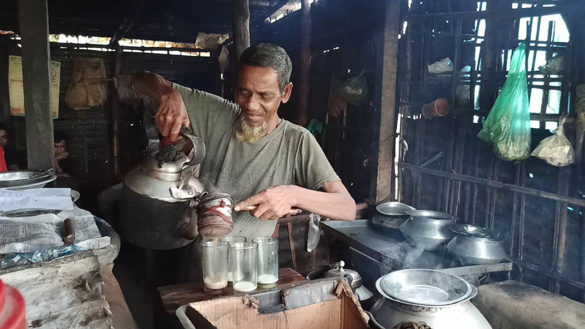 ২০ বছর ধরে ২ টাকায় চা-নাস্তা বিক্রি করেন নুরুল ইসলাম
