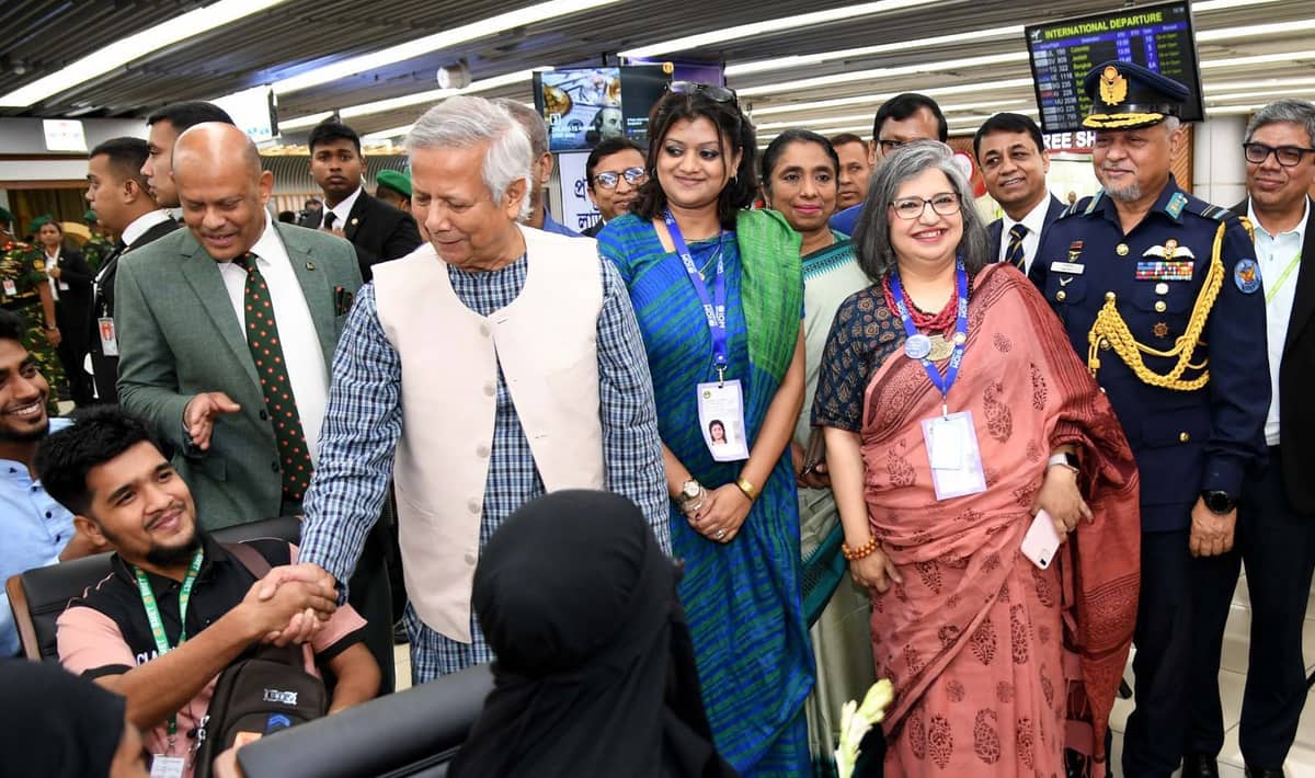 বিমানবন্দরে অতিথির মত সম্মান পাবেন প্রবাসীরা, বললেন প্রধান উপদেষ্টা