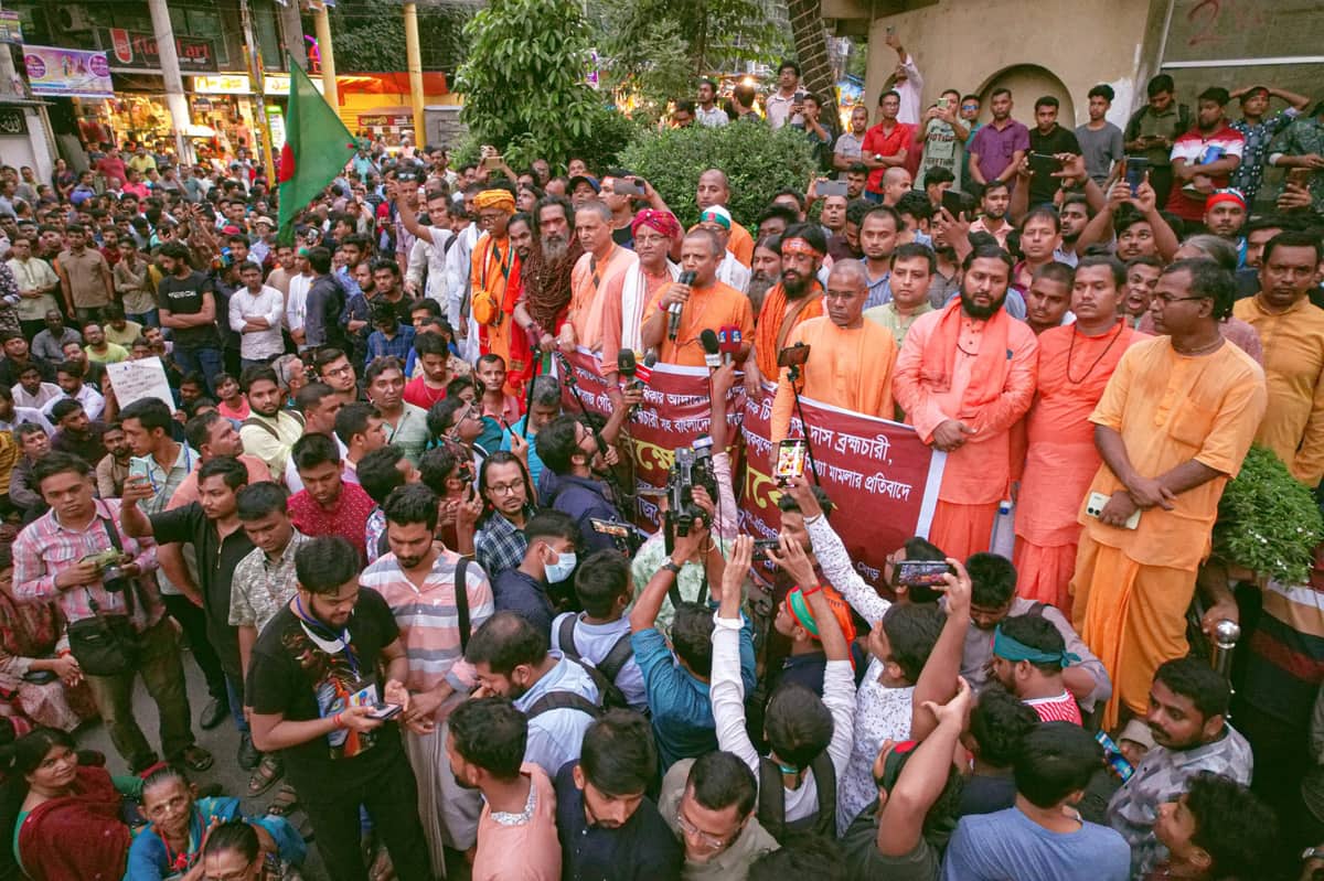 চিন্ময় কৃষ্ণ দাসসহ নেতৃবৃন্দদের বিরুদ্ধে রাষ্ট্রদ্রোহ মামলার প্রতিবাদে সমাবেশ