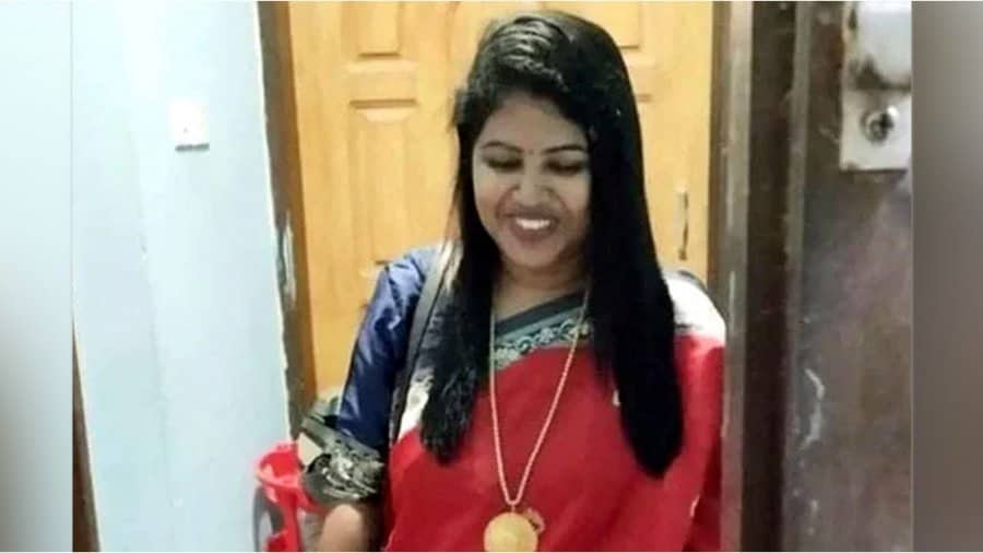 লঞ্চ থেকে ঝাঁপ দেওয়া পুলিশ কর্মকর্তার স্ত্রীর মরদেহ উদ্ধার