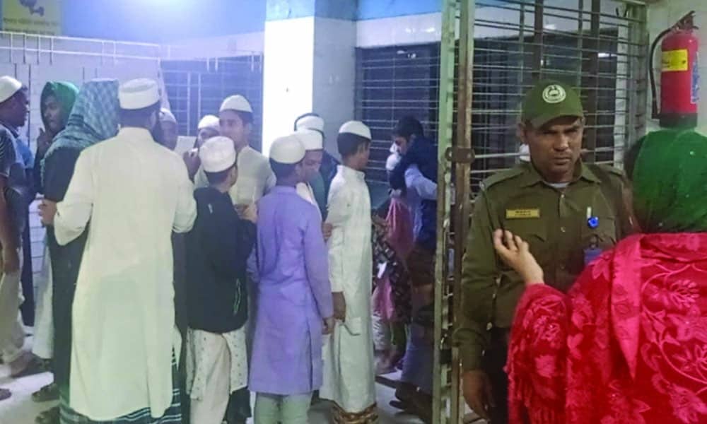 রাতের খাবার খেয়ে মাদরাসার শিক্ষকসহ ৫০ ছাত্র অসুস্থ, ঢামেকে ভর্তি